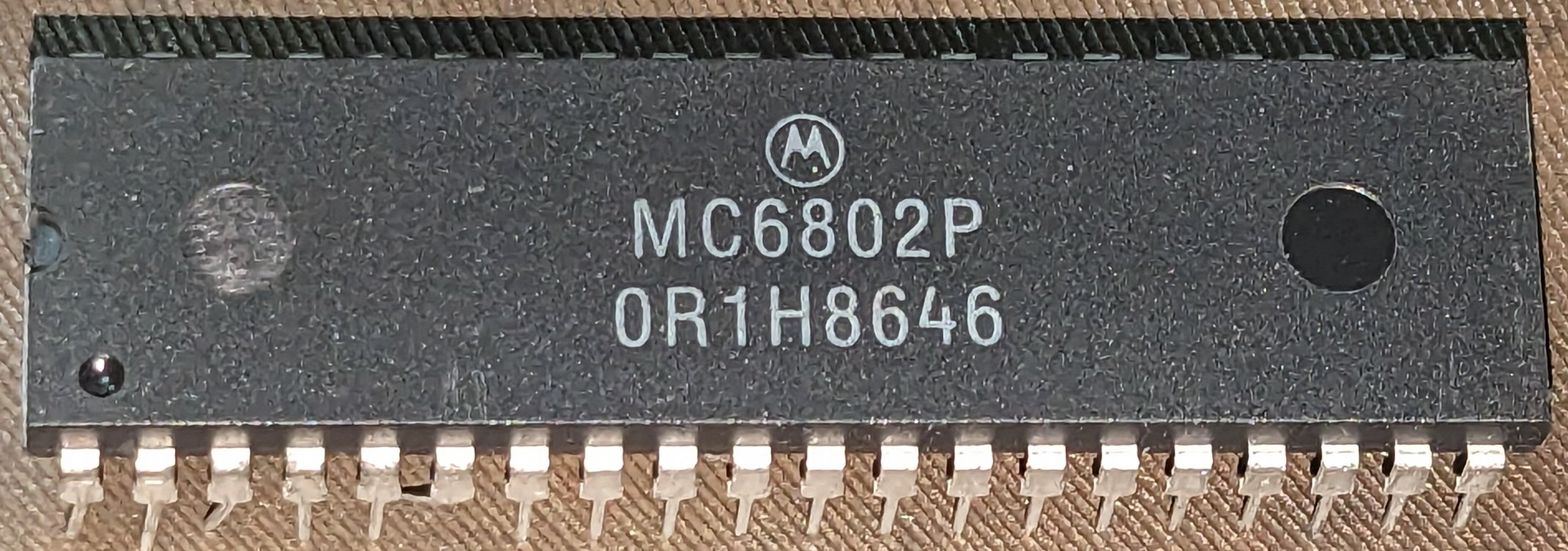 mcmaster:motorola:mc6802p:pack_top.jpg